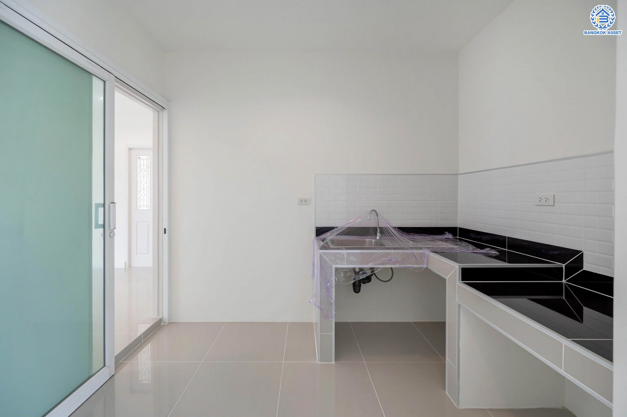 บ้านมือสองตกแต่งใหม่ โครงการ อนันตธารา ทวีวัฒนา เนื้อที่ 60 ตร.ว. พื้นที่ใช้สอย 166 ตร.ม. ฟังก์ชันจัดเต็ม 3 ห้องนอน 3 ห้องน้ำ จอดรถได้ 2 คัน ตอบโจทย์ทุกการเดินทาง บนทำเลศักยภาพ ติดถนนบรมราชชนนี เชื่อมต่อทางคู่ขนานลอยฟ้า ใกล้รถไฟฟ้าสายสีน้ำเงิน "สถานีบางพลัด"